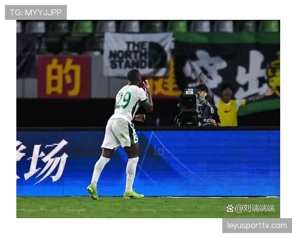 VAR长时间介入，判定北京国安进球有效，成都蓉城球员表示不满